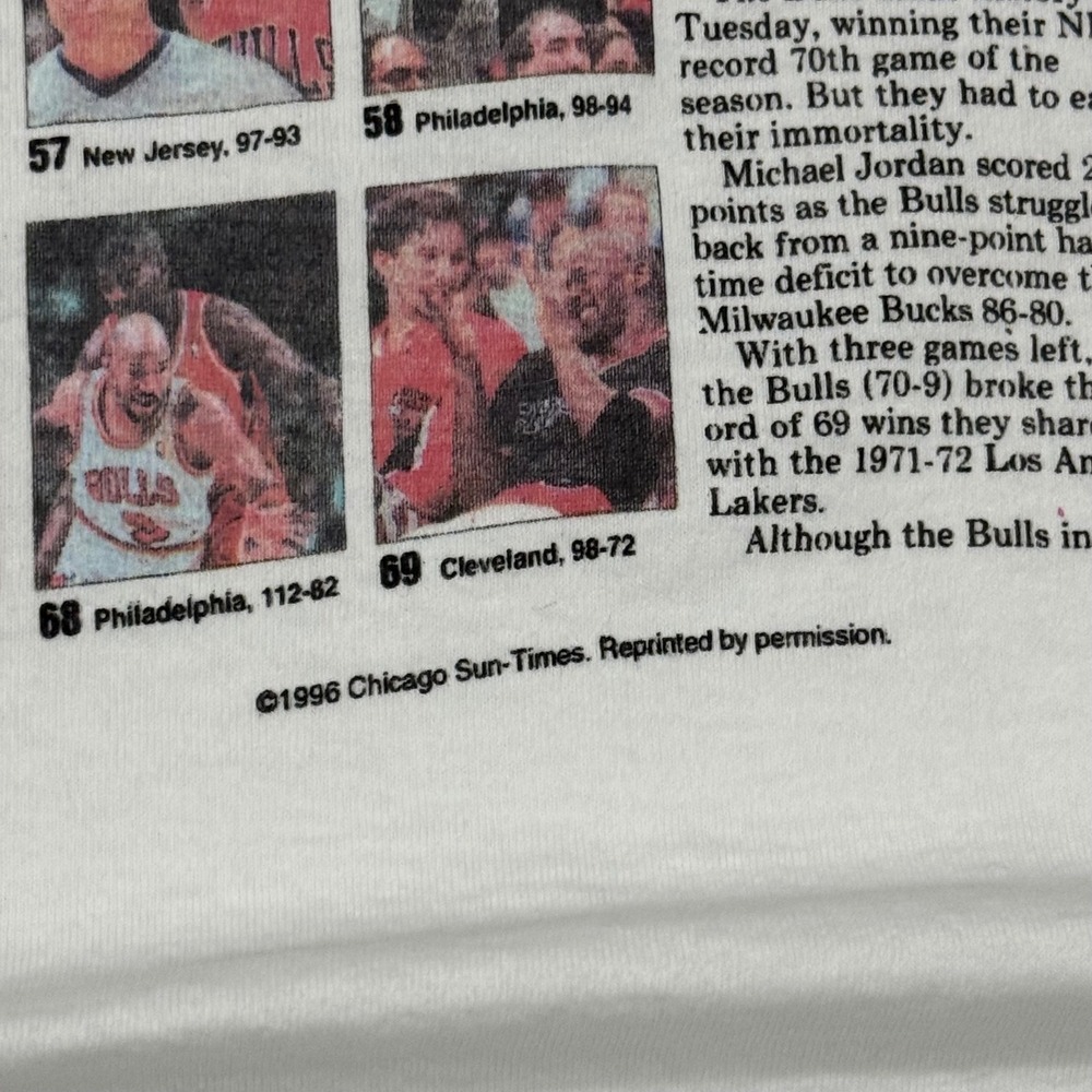 Vintage 90s Chicago Bulls 70 Wins Newspaper T-Shirt Mens XL NBA Jordan Rodman - Picture 7 of 9